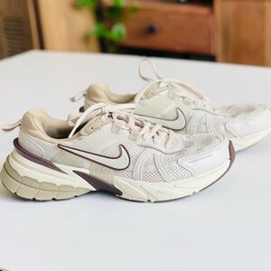 Nike Women's Nike V2K Run Light Orenwood Brown